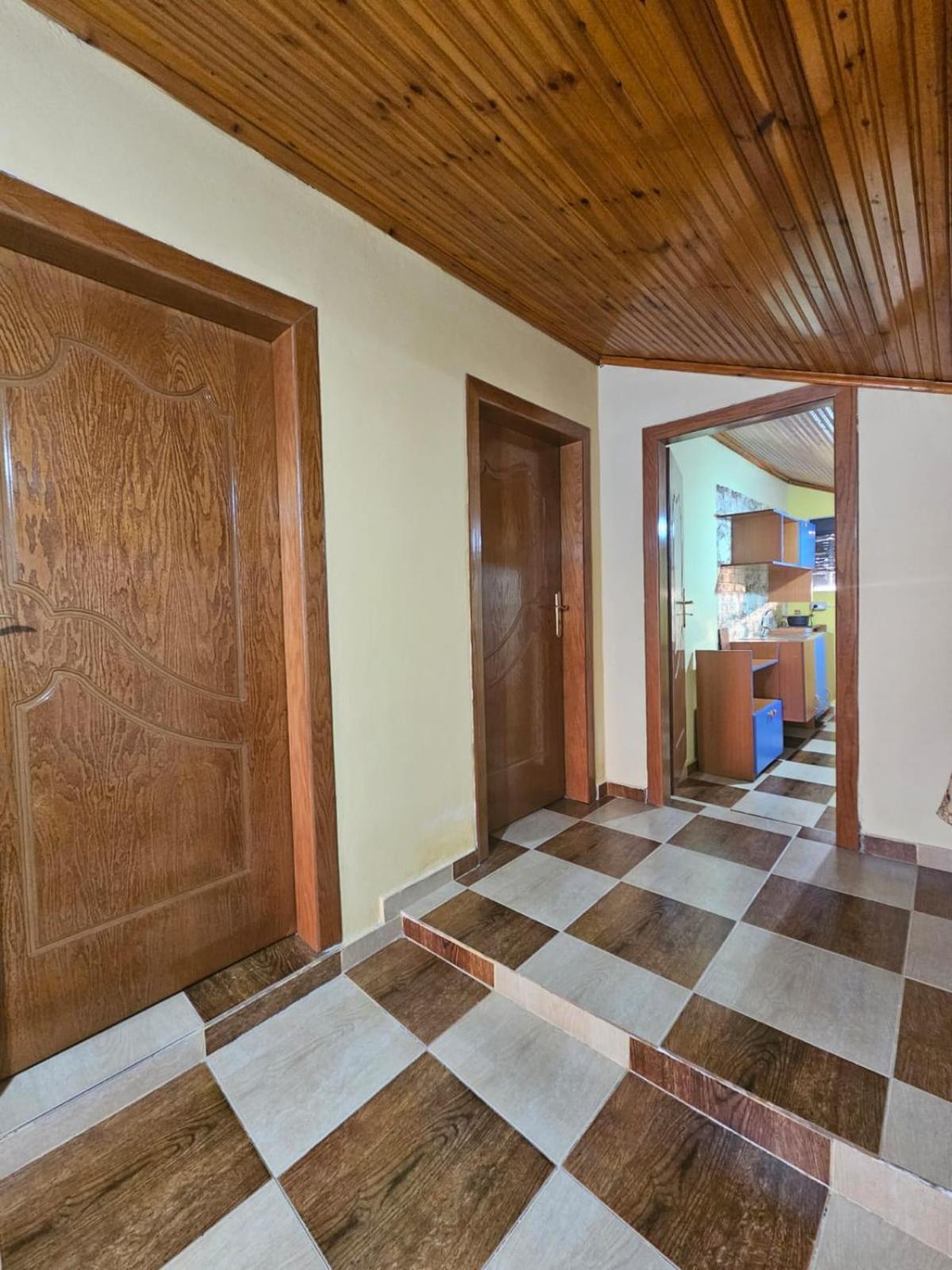 Castle - Inside,Voga Guesthause Hotel Krujë Eksteriør billede